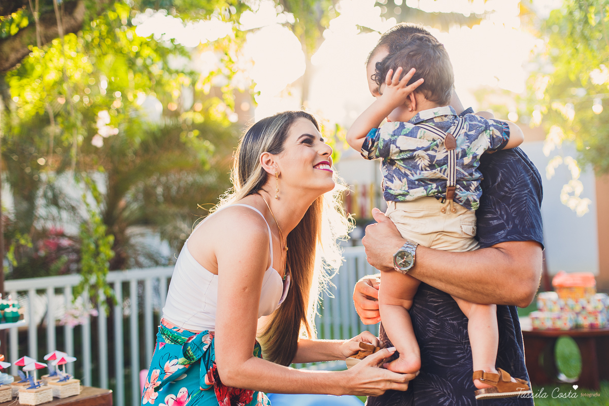 festa de aniversário tema Praia, festa de aniversário em Ponta da Fruta, Vila Velha ES, aniversário no quintal de casa, festa de menino, filho único, look lindo para aniversário durante o dia, aniversariante com look Zara, Shopping Vila Velha, tema Praia