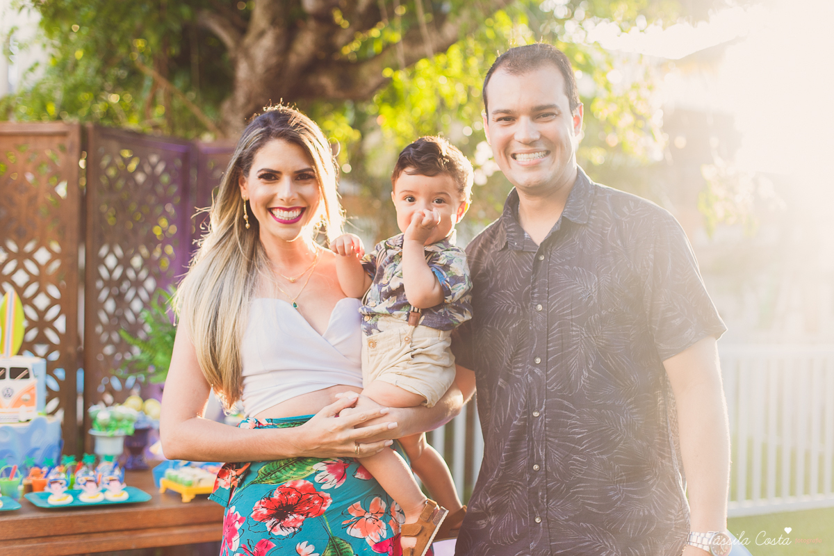 festa de aniversário tema Praia, festa de aniversário em Ponta da Fruta, Vila Velha ES, aniversário no quintal de casa, festa de menino, filho único, look lindo para aniversário durante o dia, aniversariante com look Zara, Shopping Vila Velha, tema Praia