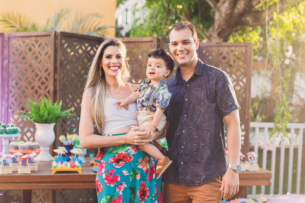 festa de aniversário tema Praia, festa de aniversário em Ponta da Fruta, Vila Velha ES, aniversário no quintal de casa, festa de menino, filho único, look lindo para aniversário durante o dia, aniversariante com look Zara, Shopping Vila Velha, tema Praia