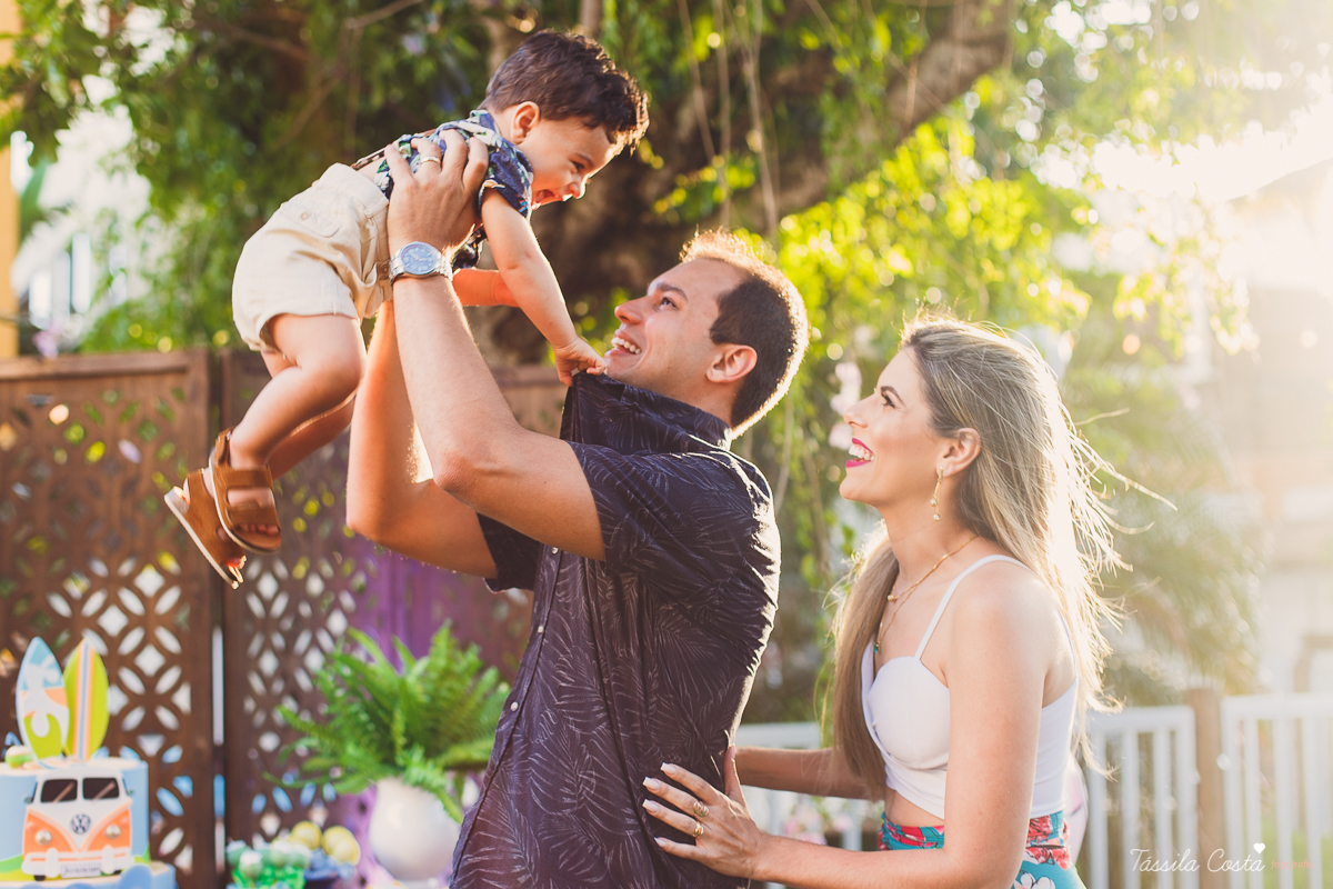 festa de aniversário tema Praia, festa de aniversário em Ponta da Fruta, Vila Velha ES, aniversário no quintal de casa, festa de menino, filho único, look lindo para aniversário durante o dia, aniversariante com look Zara, Shopping Vila Velha, tema Praia