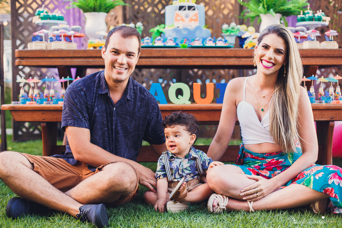 festa de aniversário tema Praia, festa de aniversário em Ponta da Fruta, Vila Velha ES, aniversário no quintal de casa, festa de menino, filho único, look lindo para aniversário durante o dia, aniversariante com look Zara, Shopping Vila Velha, tema Praia