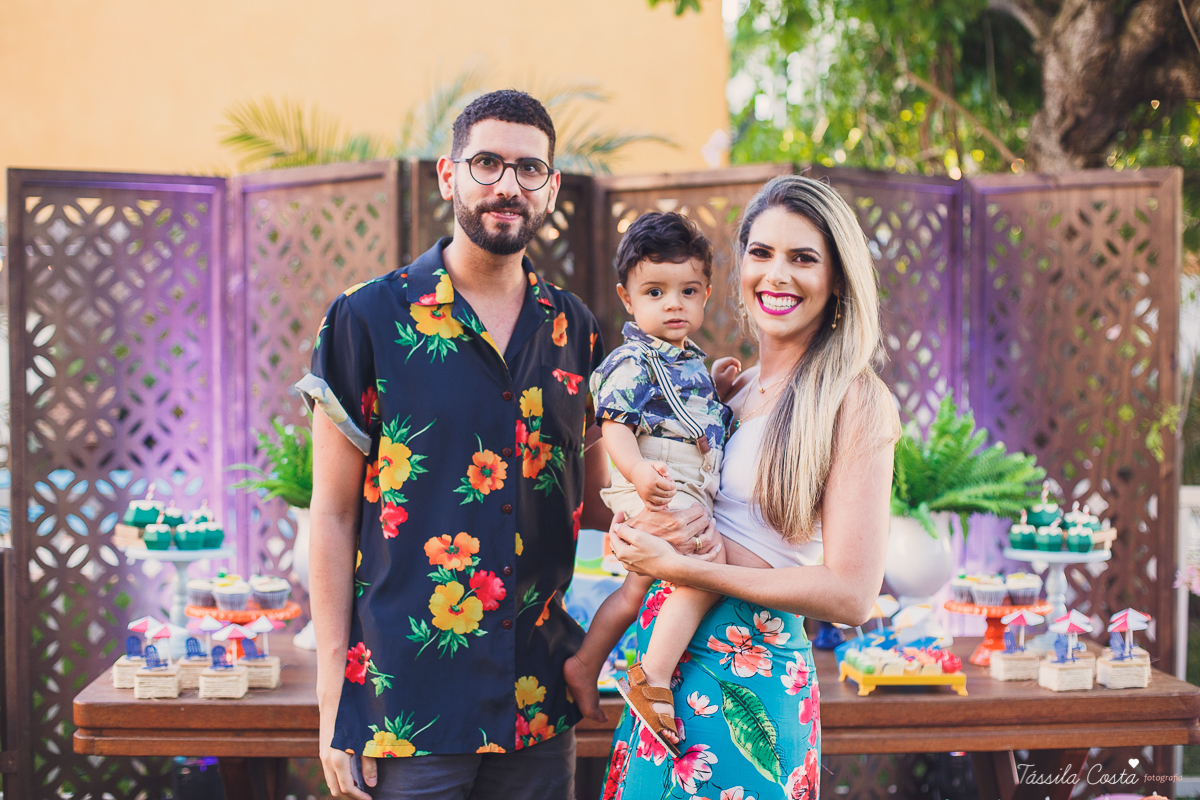 festa de aniversário tema Praia, festa de aniversário em Ponta da Fruta, Vila Velha ES, aniversário no quintal de casa, festa de menino, filho único, look lindo para aniversário durante o dia, aniversariante com look Zara, Shopping Vila Velha, tema Praia