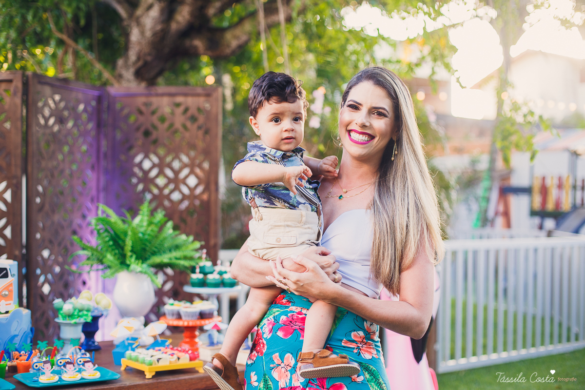 festa de aniversário tema Praia, festa de aniversário em Ponta da Fruta, Vila Velha ES, aniversário no quintal de casa, festa de menino, filho único, look lindo para aniversário durante o dia, aniversariante com look Zara, Shopping Vila Velha, tema Praia