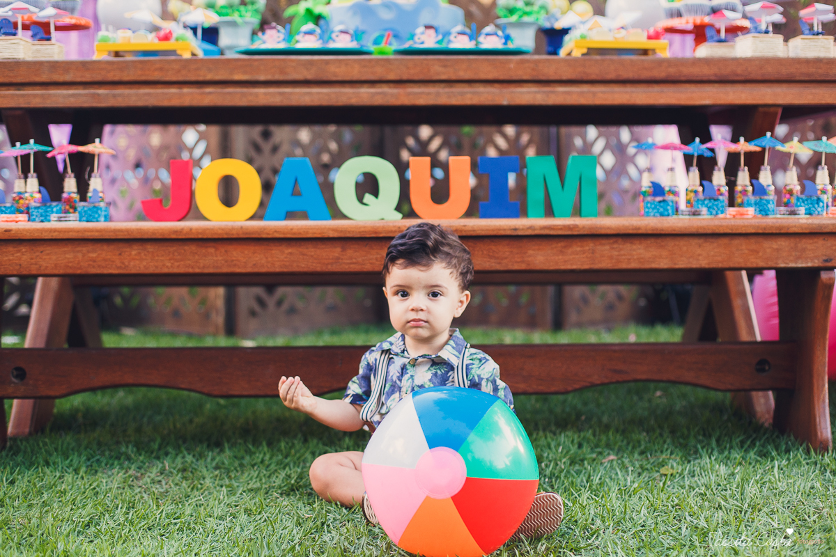 festa de aniversário tema Praia, festa de aniversário em Ponta da Fruta, Vila Velha ES, aniversário no quintal de casa, festa de menino, filho único, look lindo para aniversário durante o dia, aniversariante com look Zara, Shopping Vila Velha, tema Praia