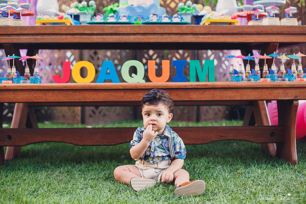 festa de aniversário tema Praia, festa de aniversário em Ponta da Fruta, Vila Velha ES, aniversário no quintal de casa, festa de menino, filho único, look lindo para aniversário durante o dia, aniversariante com look Zara, Shopping Vila Velha, tema Praia