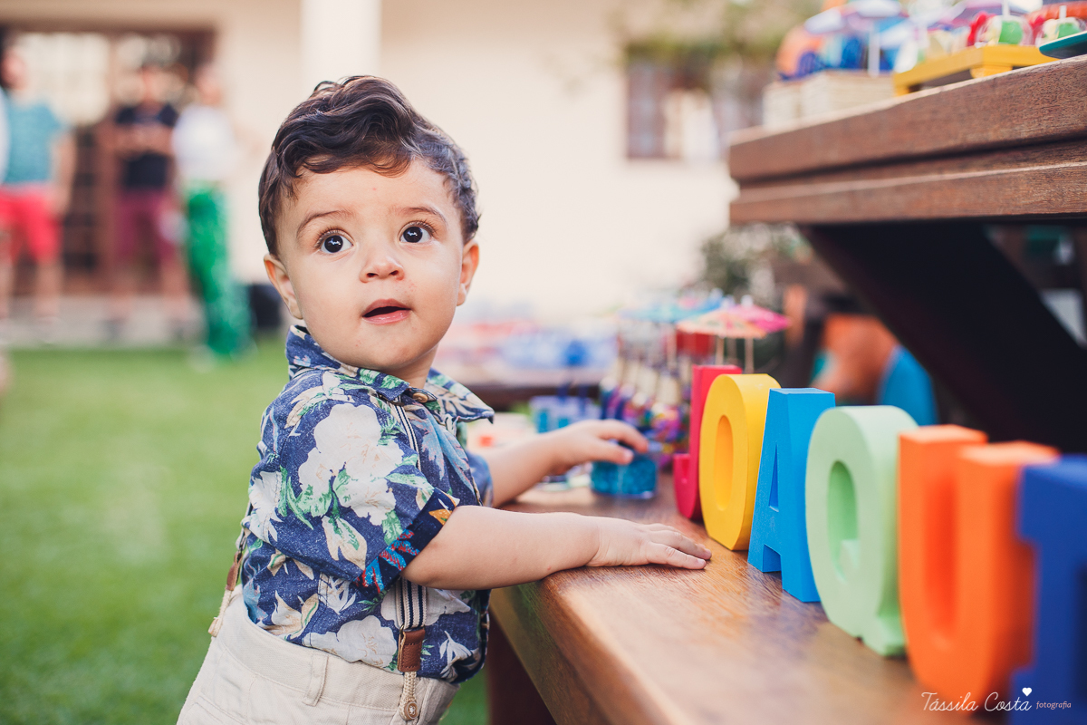 festa de aniversário tema Praia, festa de aniversário em Ponta da Fruta, Vila Velha ES, aniversário no quintal de casa, festa de menino, filho único, look lindo para aniversário durante o dia, aniversariante com look Zara, Shopping Vila Velha, tema Praia