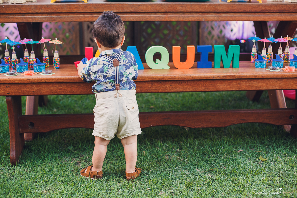 festa de aniversário tema Praia, festa de aniversário em Ponta da Fruta, Vila Velha ES, aniversário no quintal de casa, festa de menino, filho único, look lindo para aniversário durante o dia, aniversariante com look Zara, Shopping Vila Velha, tema Praia