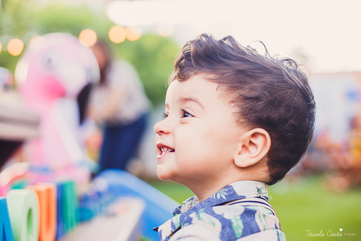 festa de aniversário tema Praia, festa de aniversário em Ponta da Fruta, Vila Velha ES, aniversário no quintal de casa, festa de menino, filho único, look lindo para aniversário durante o dia, aniversariante com look Zara, Shopping Vila Velha, tema Praia