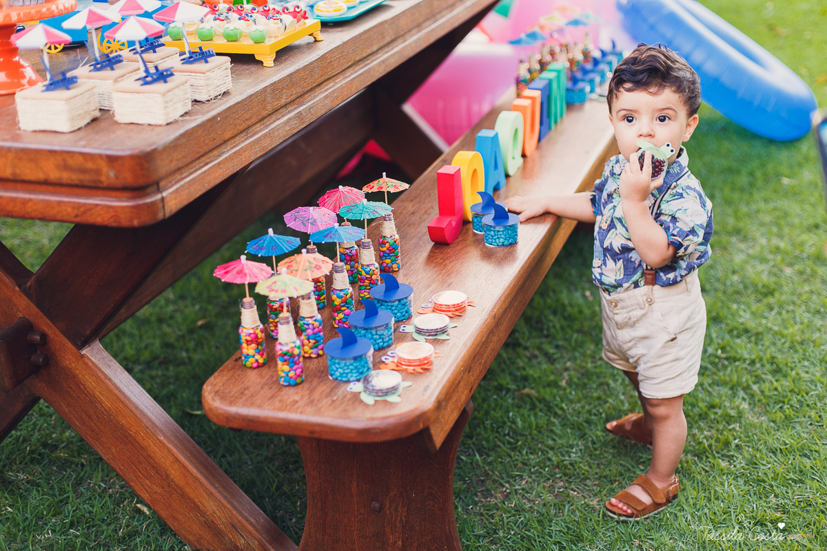 festa de aniversário tema Praia, festa de aniversário em Ponta da Fruta, Vila Velha ES, aniversário no quintal de casa, festa de menino, filho único, look lindo para aniversário durante o dia, aniversariante com look Zara, Shopping Vila Velha, tema Praia