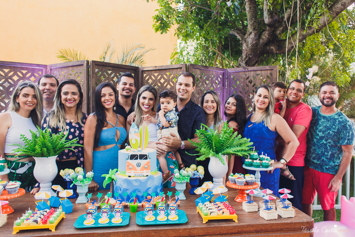 festa de aniversário tema Praia, festa de aniversário em Ponta da Fruta, Vila Velha ES, aniversário no quintal de casa, festa de menino, filho único, look lindo para aniversário durante o dia, aniversariante com look Zara, Shopping Vila Velha, tema Praia