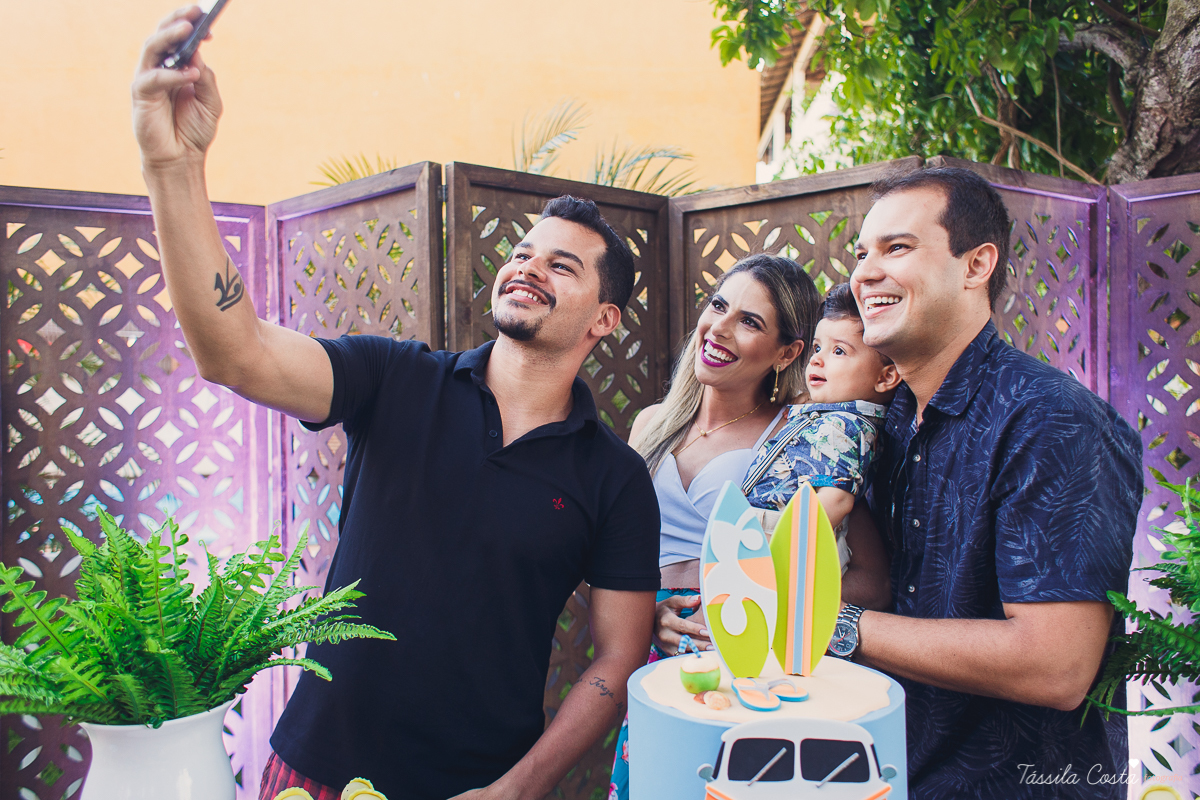 festa de aniversário tema Praia, festa de aniversário em Ponta da Fruta, Vila Velha ES, aniversário no quintal de casa, festa de menino, filho único, look lindo para aniversário durante o dia, aniversariante com look Zara, Shopping Vila Velha, tema Praia