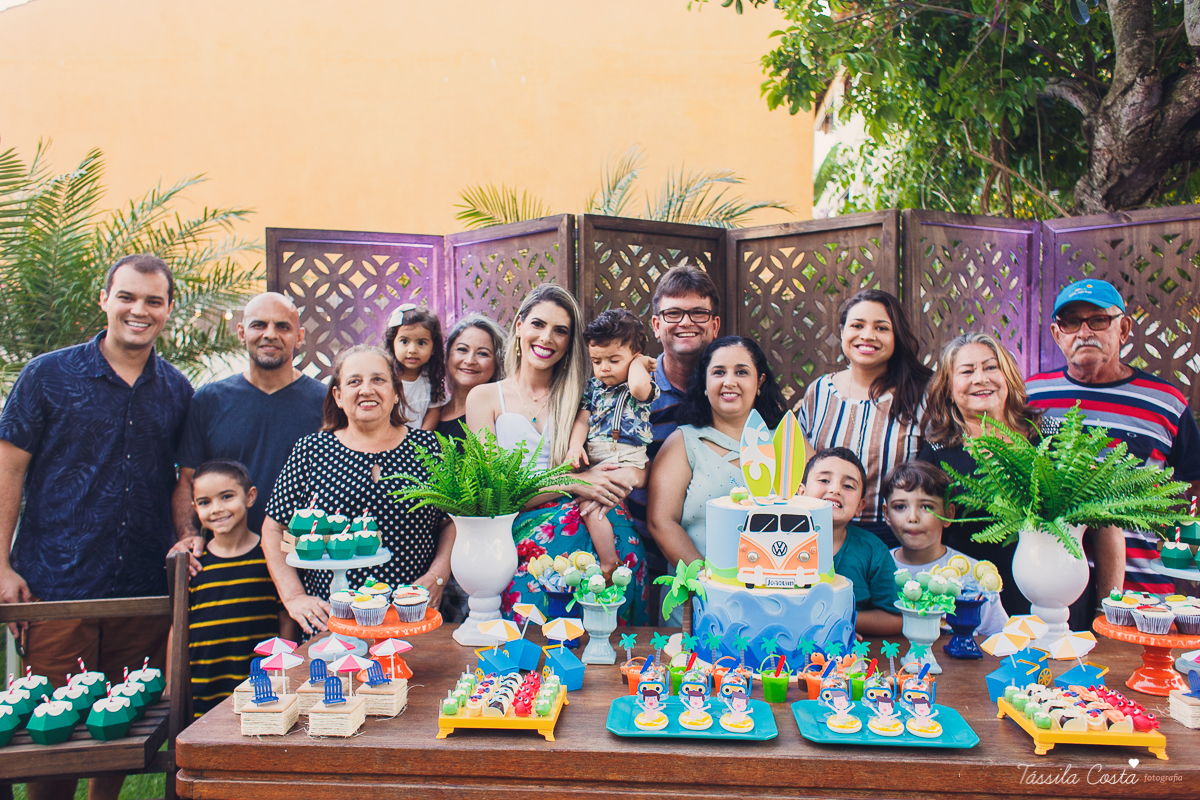 festa de aniversário tema Praia, festa de aniversário em Ponta da Fruta, Vila Velha ES, aniversário no quintal de casa, festa de menino, filho único, look lindo para aniversário durante o dia, aniversariante com look Zara, Shopping Vila Velha, tema Praia