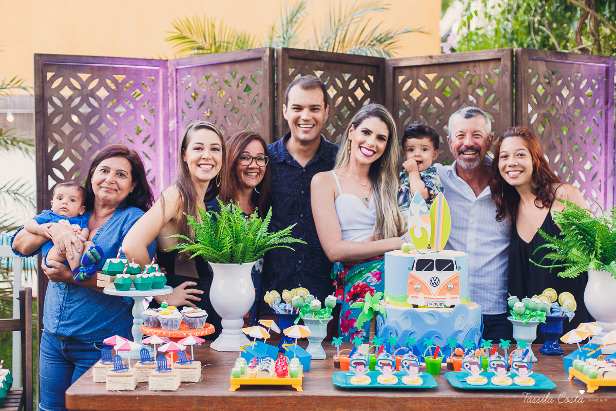 festa de aniversário tema Praia, festa de aniversário em Ponta da Fruta, Vila Velha ES, aniversário no quintal de casa, festa de menino, filho único, look lindo para aniversário durante o dia, aniversariante com look Zara, Shopping Vila Velha, tema Praia