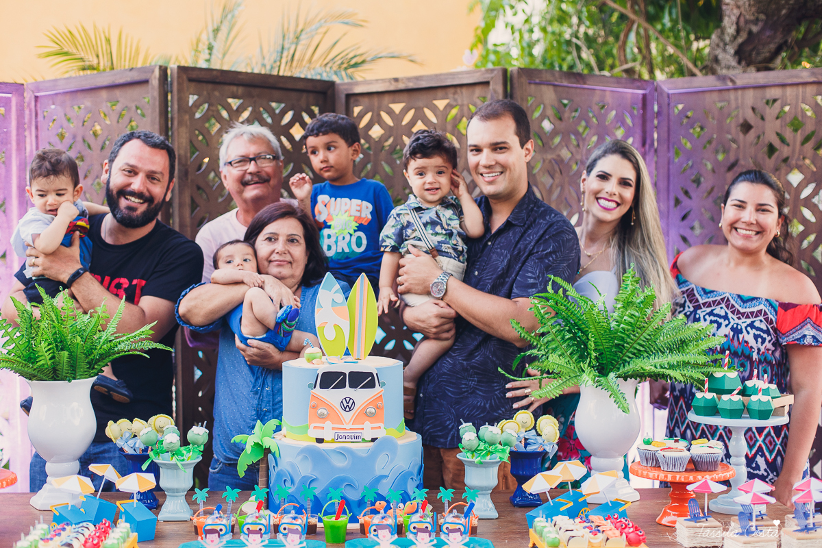festa de aniversário tema Praia, festa de aniversário em Ponta da Fruta, Vila Velha ES, aniversário no quintal de casa, festa de menino, filho único, look lindo para aniversário durante o dia, aniversariante com look Zara, Shopping Vila Velha, tema Praia