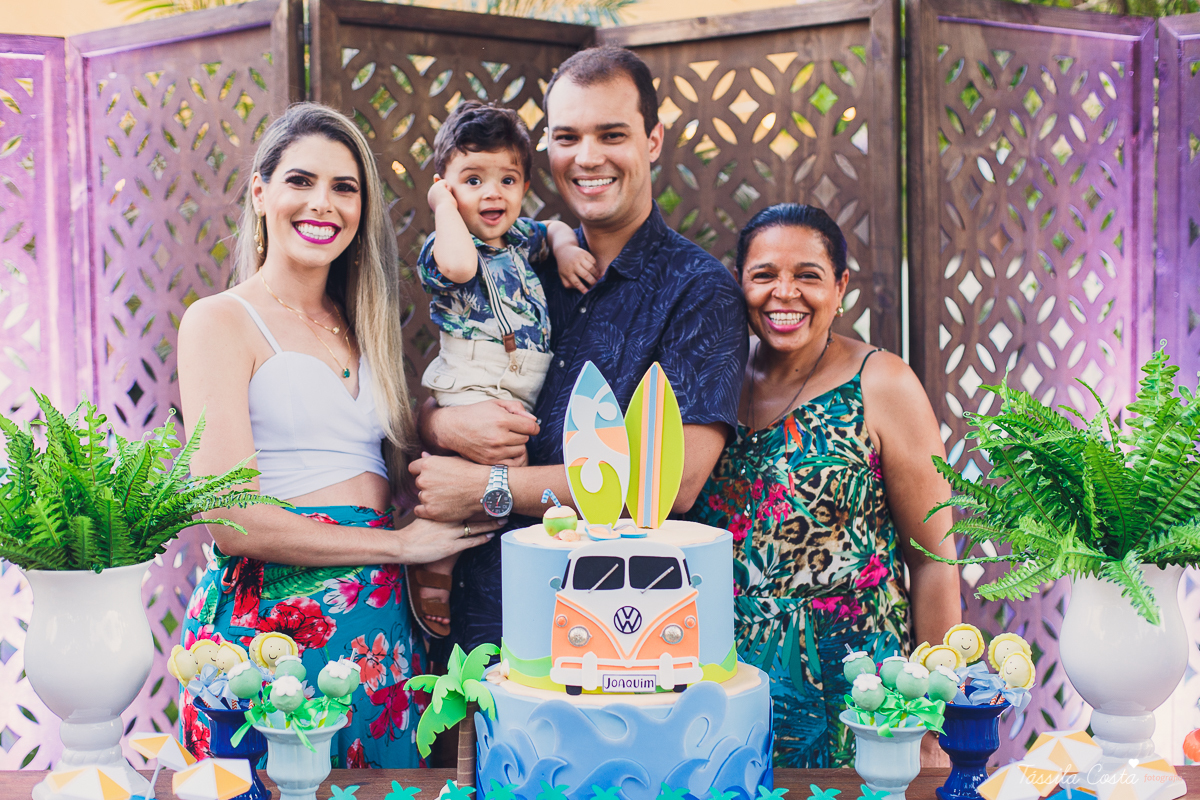 festa de aniversário tema Praia, festa de aniversário em Ponta da Fruta, Vila Velha ES, aniversário no quintal de casa, festa de menino, filho único, look lindo para aniversário durante o dia, aniversariante com look Zara, Shopping Vila Velha, tema Praia