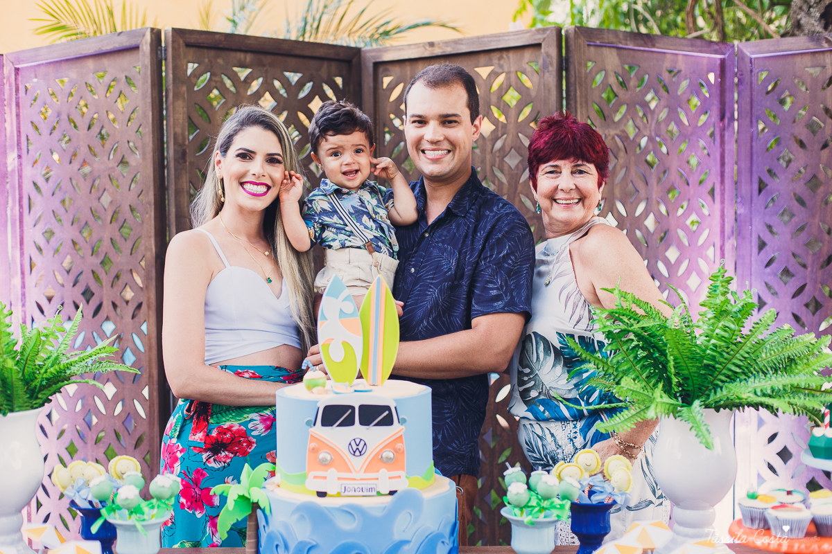 festa de aniversário tema Praia, festa de aniversário em Ponta da Fruta, Vila Velha ES, aniversário no quintal de casa, festa de menino, filho único, look lindo para aniversário durante o dia, aniversariante com look Zara, Shopping Vila Velha, tema Praia