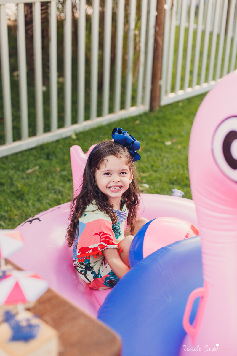 festa de aniversário tema Praia, festa de aniversário em Ponta da Fruta, Vila Velha ES, aniversário no quintal de casa, festa de menino, filho único, look lindo para aniversário durante o dia, aniversariante com look Zara, Shopping Vila Velha, tema Praia