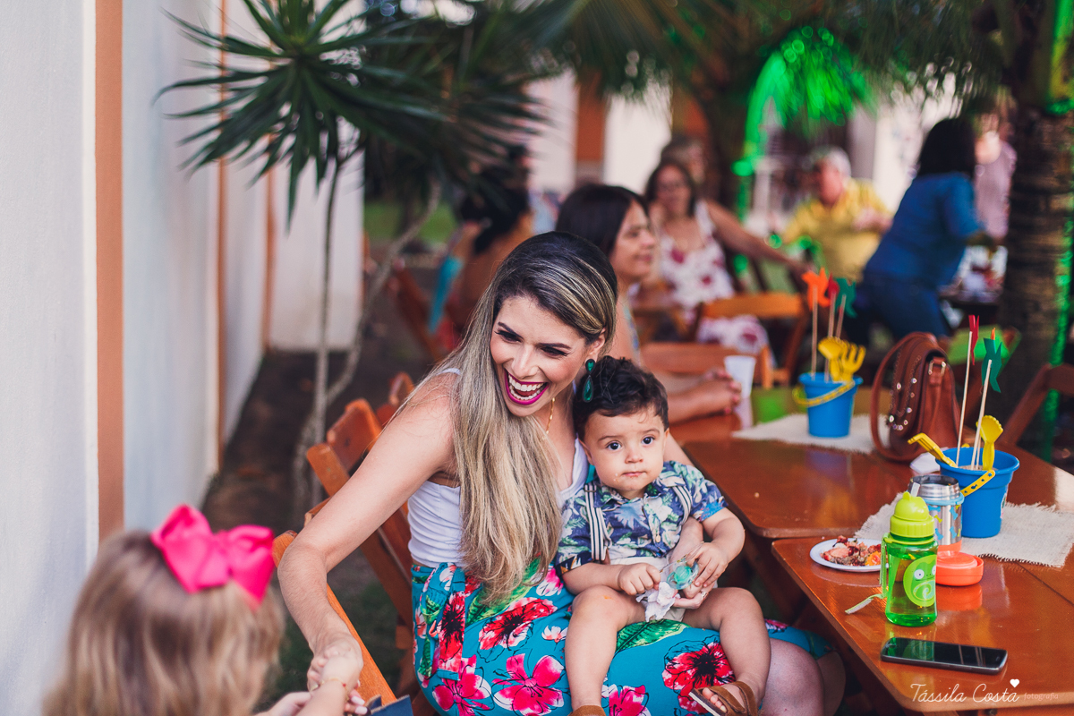 festa de aniversário tema Praia, festa de aniversário em Ponta da Fruta, Vila Velha ES, aniversário no quintal de casa, festa de menino, filho único, look lindo para aniversário durante o dia, aniversariante com look Zara, Shopping Vila Velha, tema Praia