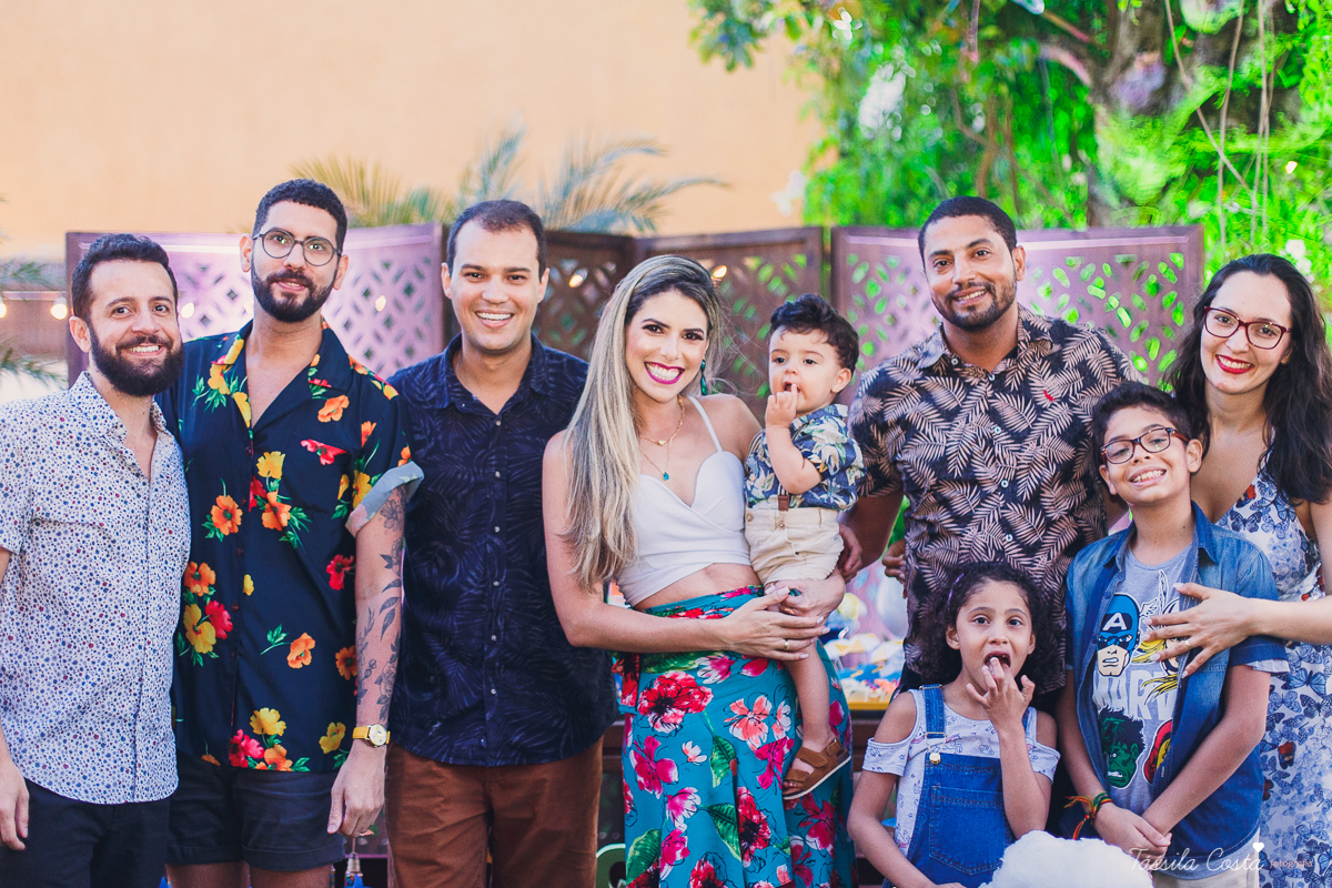 festa de aniversário tema Praia, festa de aniversário em Ponta da Fruta, Vila Velha ES, aniversário no quintal de casa, festa de menino, filho único, look lindo para aniversário durante o dia, aniversariante com look Zara, Shopping Vila Velha, tema Praia