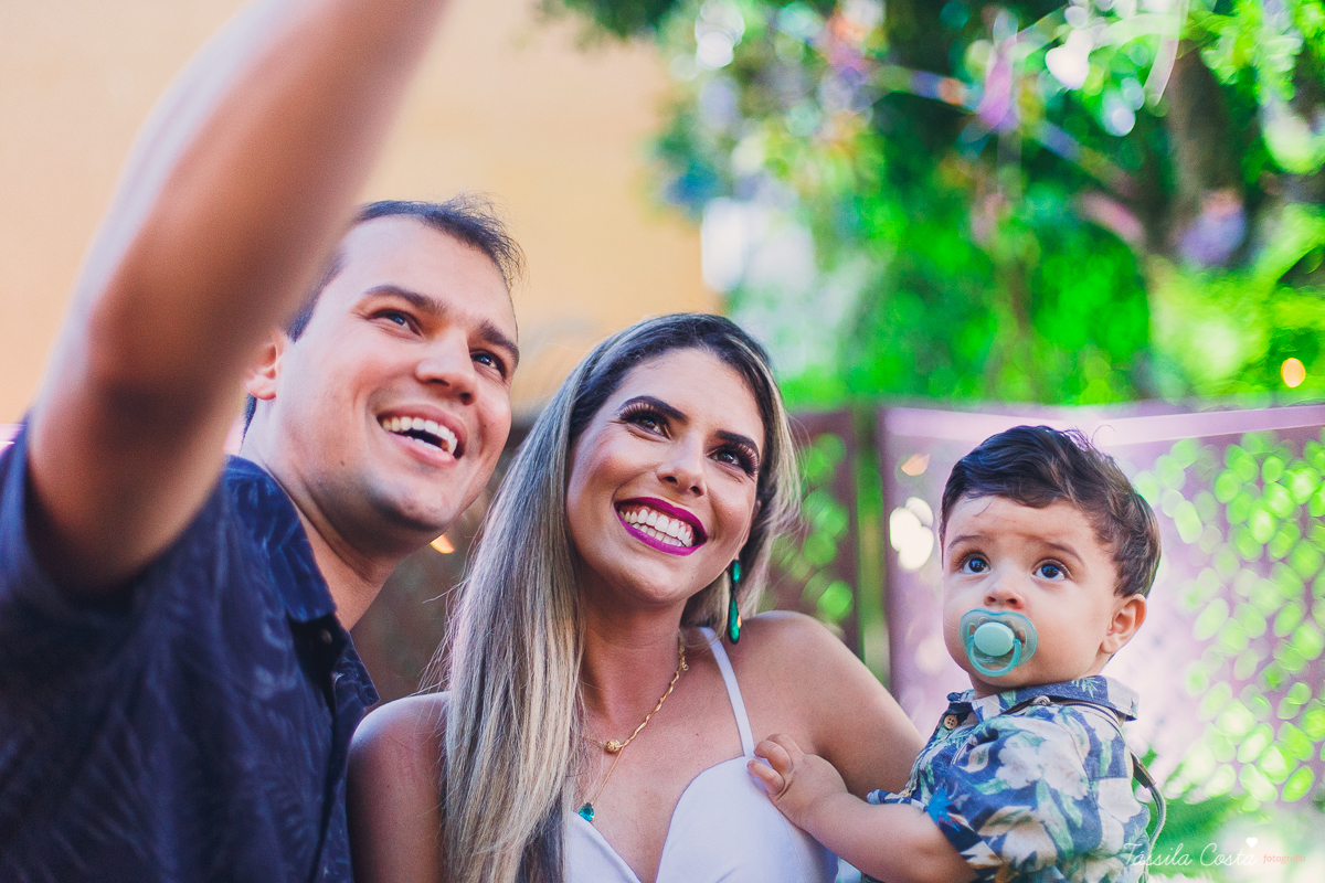 festa de aniversário tema Praia, festa de aniversário em Ponta da Fruta, Vila Velha ES, aniversário no quintal de casa, festa de menino, filho único, look lindo para aniversário durante o dia, aniversariante com look Zara, Shopping Vila Velha, tema Praia