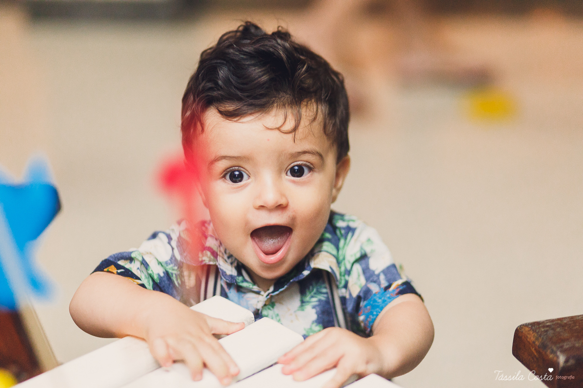 festa de aniversário tema Praia, festa de aniversário em Ponta da Fruta, Vila Velha ES, aniversário no quintal de casa, festa de menino, filho único, look lindo para aniversário durante o dia, aniversariante com look Zara, Shopping Vila Velha, tema Praia