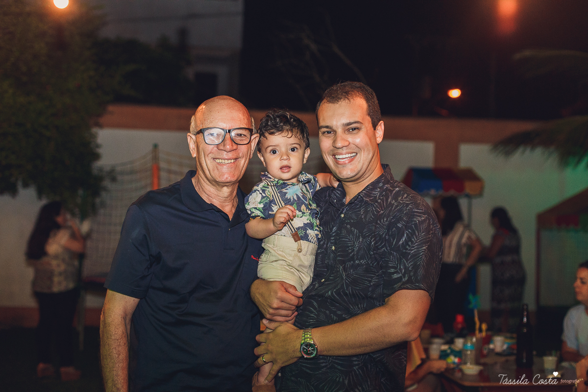 festa de aniversário tema Praia, festa de aniversário em Ponta da Fruta, Vila Velha ES, aniversário no quintal de casa, festa de menino, filho único, look lindo para aniversário durante o dia, aniversariante com look Zara, Shopping Vila Velha, tema Praia