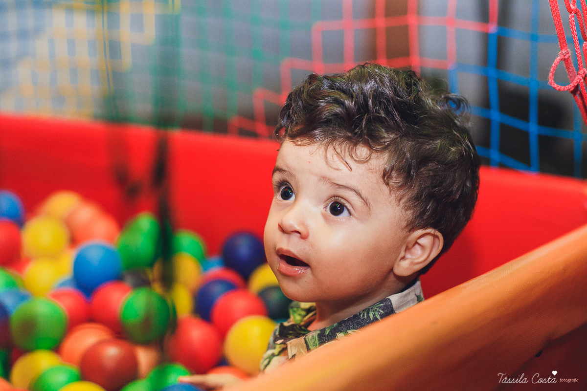 festa de aniversário tema Praia, festa de aniversário em Ponta da Fruta, Vila Velha ES, aniversário no quintal de casa, festa de menino, filho único, look lindo para aniversário durante o dia, aniversariante com look Zara, Shopping Vila Velha, tema Praia