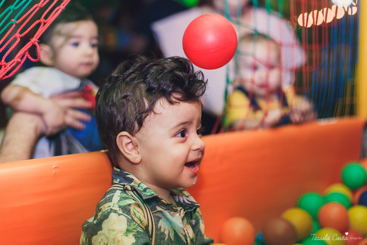 festa de aniversário tema Praia, festa de aniversário em Ponta da Fruta, Vila Velha ES, aniversário no quintal de casa, festa de menino, filho único, look lindo para aniversário durante o dia, aniversariante com look Zara, Shopping Vila Velha, tema Praia