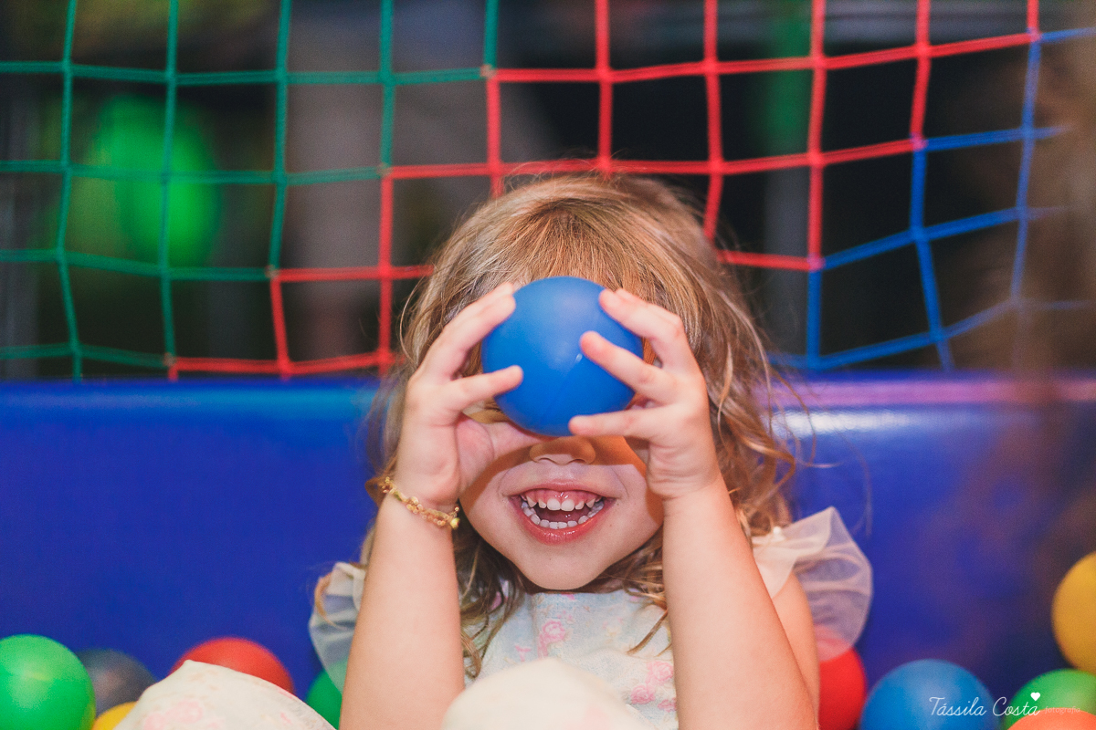 festa de aniversário tema Praia, festa de aniversário em Ponta da Fruta, Vila Velha ES, aniversário no quintal de casa, festa de menino, filho único, look lindo para aniversário durante o dia, aniversariante com look Zara, Shopping Vila Velha, tema Praia