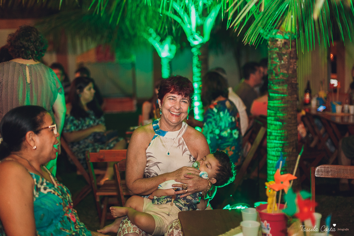 festa de aniversário tema Praia, festa de aniversário em Ponta da Fruta, Vila Velha ES, aniversário no quintal de casa, festa de menino, filho único, look lindo para aniversário durante o dia, aniversariante com look Zara, Shopping Vila Velha, tema Praia