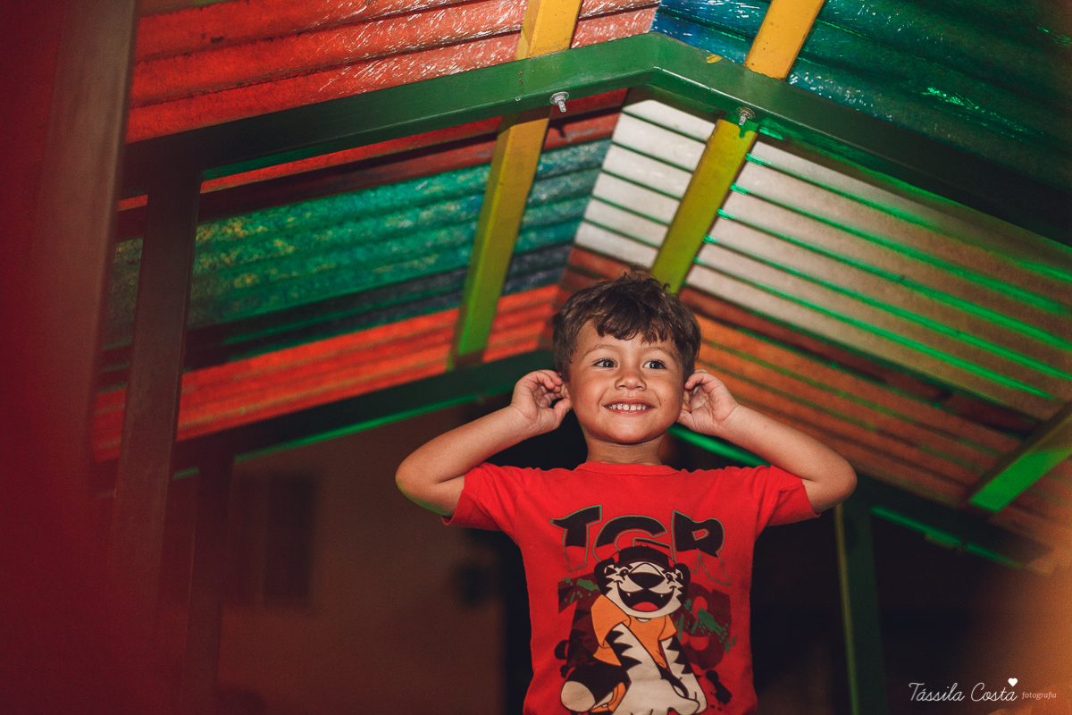 festa de aniversário tema Praia, festa de aniversário em Ponta da Fruta, Vila Velha ES, aniversário no quintal de casa, festa de menino, filho único, look lindo para aniversário durante o dia, aniversariante com look Zara, Shopping Vila Velha, tema Praia