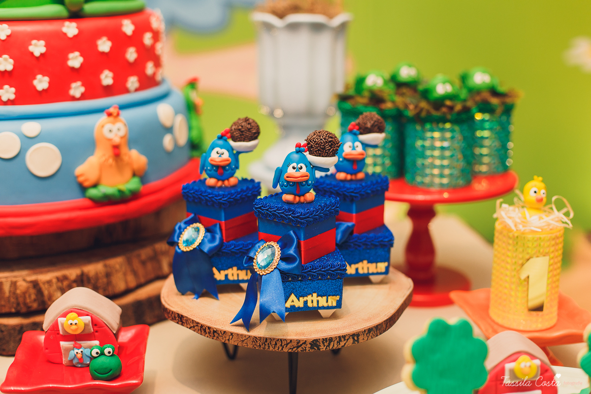 fotografia de festa infantil. no Cerimonial O Mais Legal, em Vitória, Bairro de Fátima, festa de menino, decoração da Galinha Pintadinha, do Cerimonial O Mais Legal, fotos lindas de aniversário infantil em Vitória ES, o que vestir no aniversário do filho