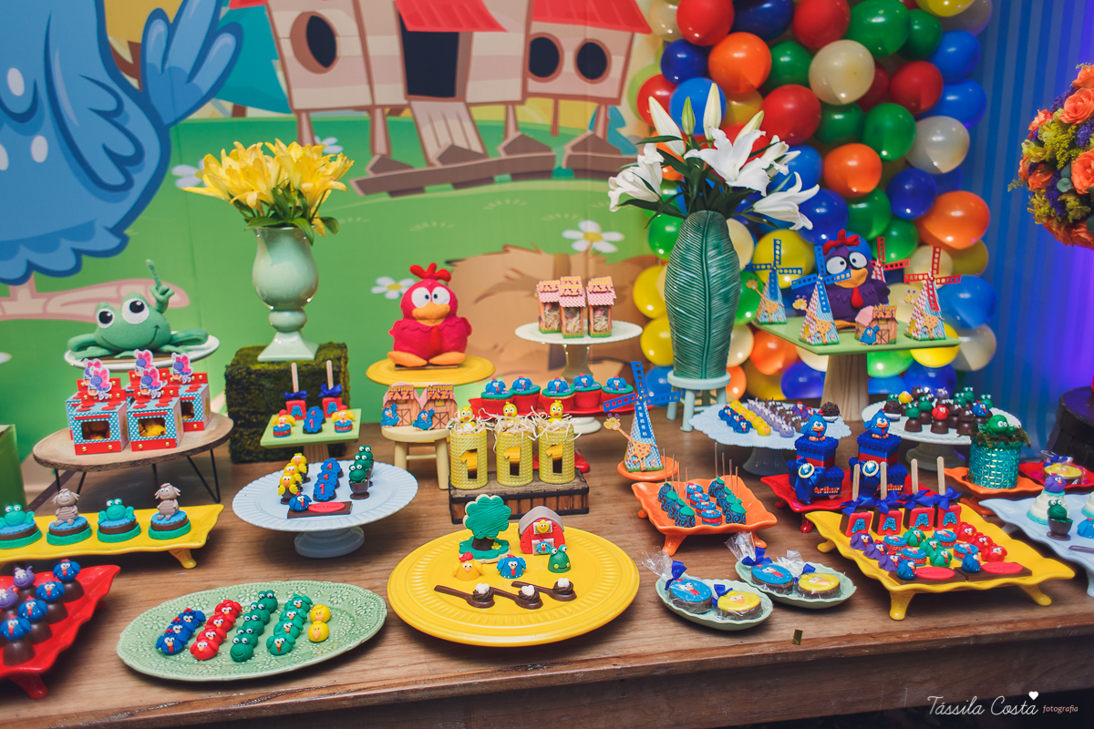 fotografia de festa infantil. no Cerimonial O Mais Legal, em Vitória, Bairro de Fátima, festa de menino, decoração da Galinha Pintadinha, do Cerimonial O Mais Legal, fotos lindas de aniversário infantil em Vitória ES, o que vestir no aniversário do filho