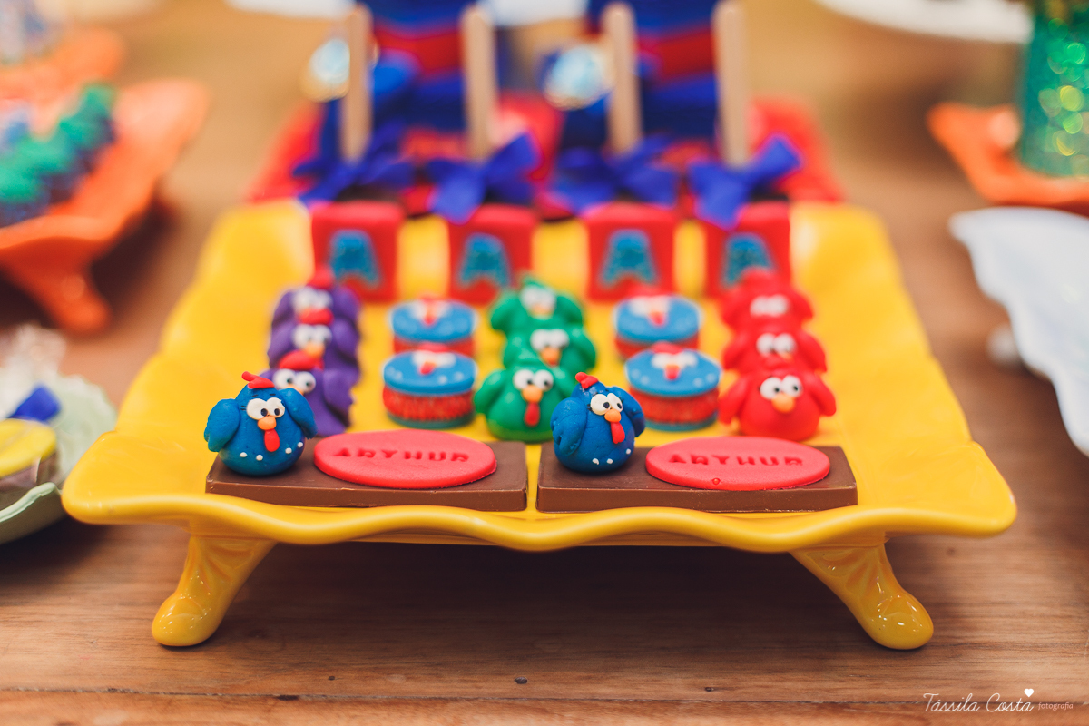 fotografia de festa infantil. no Cerimonial O Mais Legal, em Vitória, Bairro de Fátima, festa de menino, decoração da Galinha Pintadinha, do Cerimonial O Mais Legal, fotos lindas de aniversário infantil em Vitória ES, o que vestir no aniversário do filho