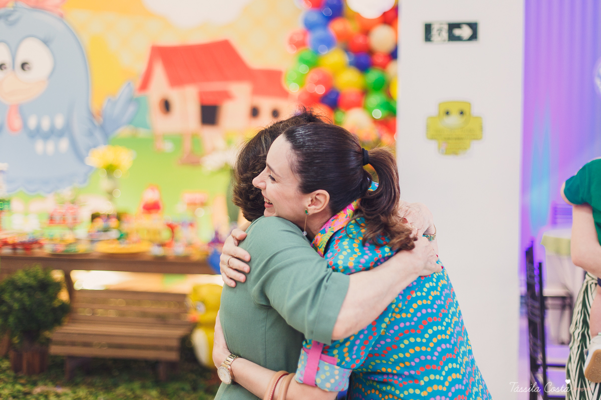 fotografia de festa infantil. no Cerimonial O Mais Legal, em Vitória, Bairro de Fátima, festa de menino, decoração da Galinha Pintadinha, do Cerimonial O Mais Legal, fotos lindas de aniversário infantil em Vitória ES, o que vestir no aniversário do filho