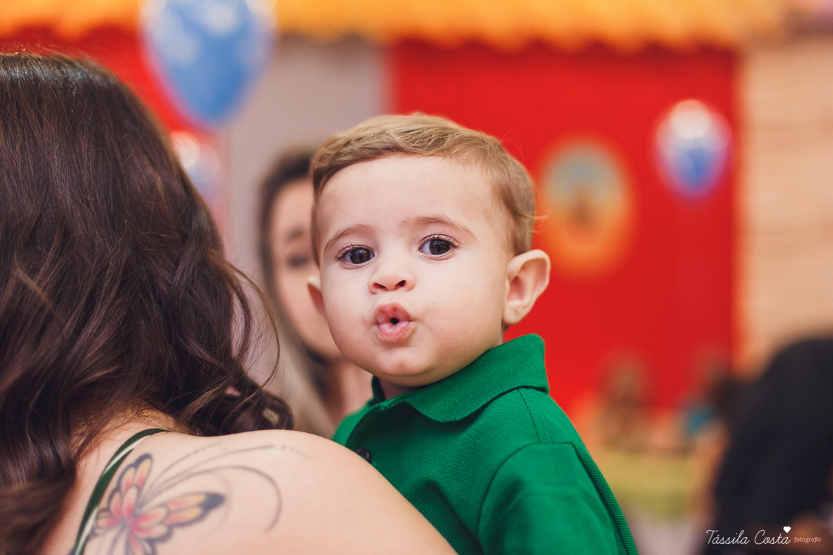fotografia de festa infantil. no Cerimonial O Mais Legal, em Vitória, Bairro de Fátima, festa de menino, decoração da Galinha Pintadinha, do Cerimonial O Mais Legal, fotos lindas de aniversário infantil em Vitória ES, o que vestir no aniversário do filho
