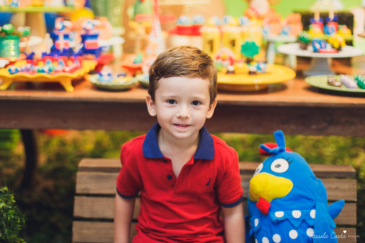 fotografia de festa infantil. no Cerimonial O Mais Legal, em Vitória, Bairro de Fátima, festa de menino, decoração da Galinha Pintadinha, do Cerimonial O Mais Legal, fotos lindas de aniversário infantil em Vitória ES, o que vestir no aniversário do filho