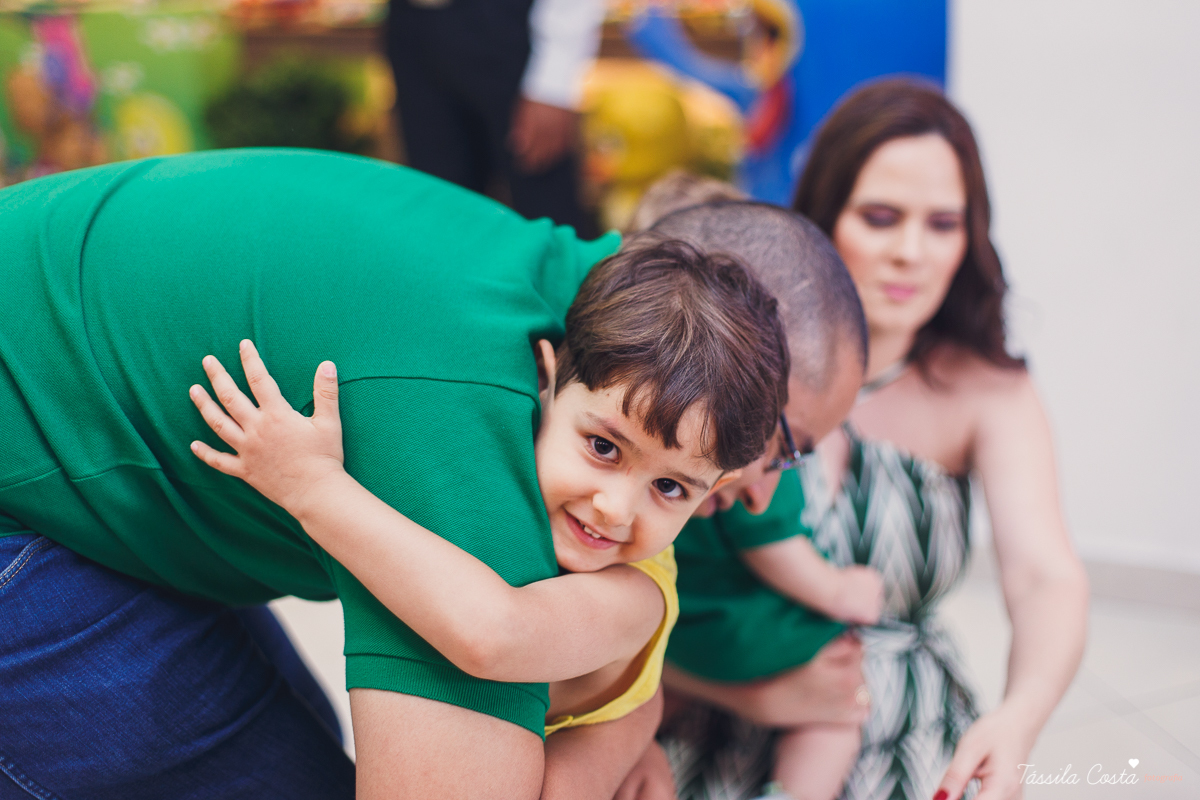 fotografia de festa infantil. no Cerimonial O Mais Legal, em Vitória, Bairro de Fátima, festa de menino, decoração da Galinha Pintadinha, do Cerimonial O Mais Legal, fotos lindas de aniversário infantil em Vitória ES, o que vestir no aniversário do filho