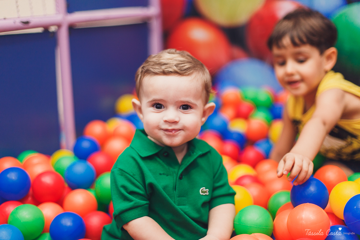 fotografia de festa infantil. no Cerimonial O Mais Legal, em Vitória, Bairro de Fátima, festa de menino, decoração da Galinha Pintadinha, do Cerimonial O Mais Legal, fotos lindas de aniversário infantil em Vitória ES, o que vestir no aniversário do filho
