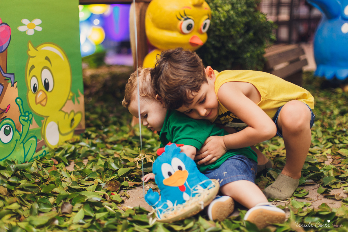 fotografia de festa infantil. no Cerimonial O Mais Legal, em Vitória, Bairro de Fátima, festa de menino, decoração da Galinha Pintadinha, do Cerimonial O Mais Legal, fotos lindas de aniversário infantil em Vitória ES, o que vestir no aniversário do filho