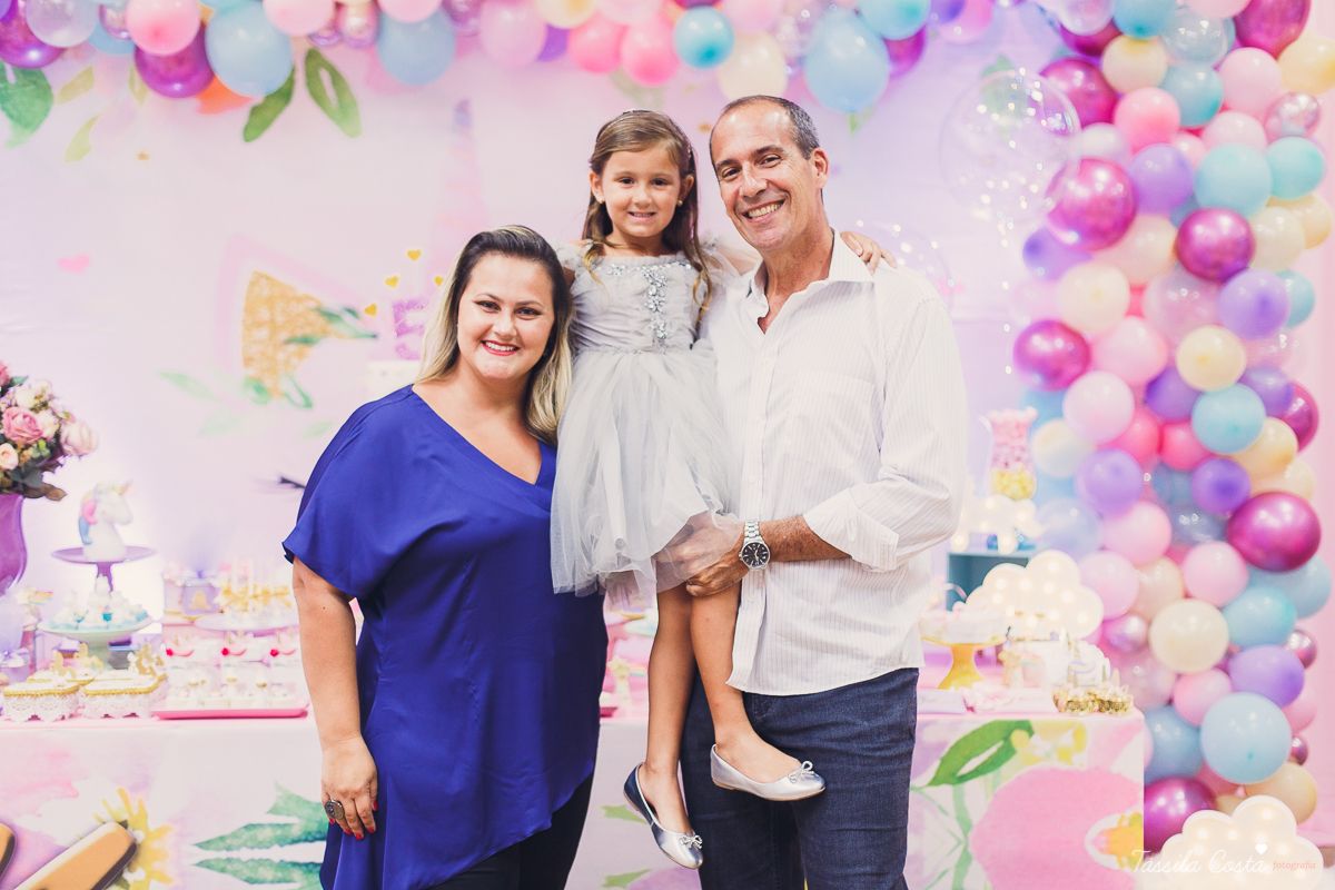festa linda de menina, ideia para decoração no tema unicórnio, tema legal para aniversário de 5 anos de menina, mariana 5 anos, cerimonial top em vitória, lollypop, fotografia de festa de menina, decoração rosa para festa de menina, tássila costa foto