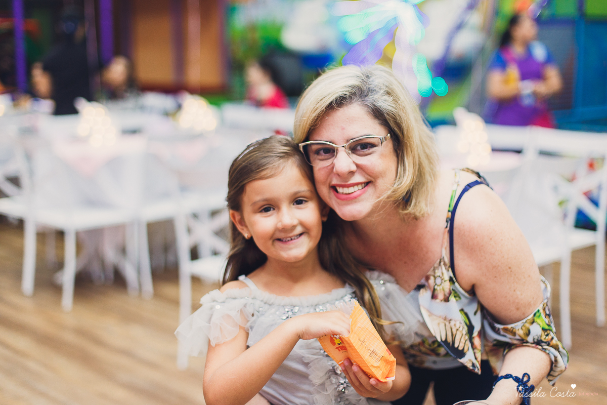 festa linda de menina, ideia para decoração no tema unicórnio, tema legal para aniversário de 5 anos de menina, mariana 5 anos, cerimonial top em vitória, lollypop, fotografia de festa de menina, decoração rosa para festa de menina, tássila costa foto
