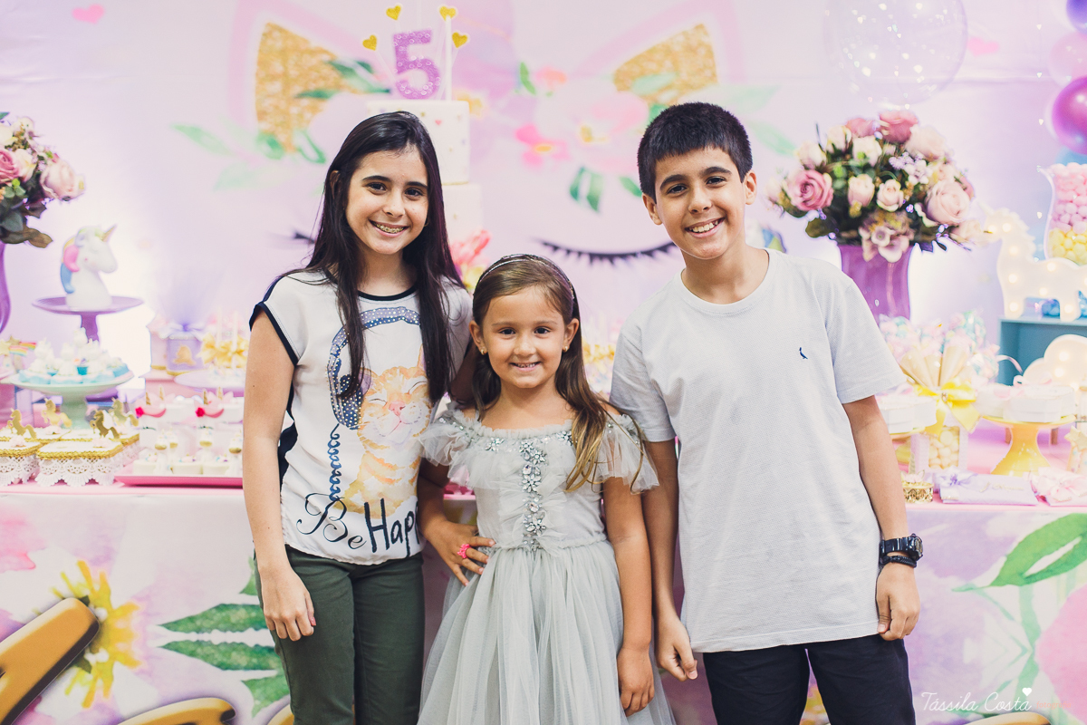 festa linda de menina, ideia para decoração no tema unicórnio, tema legal para aniversário de 5 anos de menina, mariana 5 anos, cerimonial top em vitória, lollypop, fotografia de festa de menina, decoração rosa para festa de menina, tássila costa foto