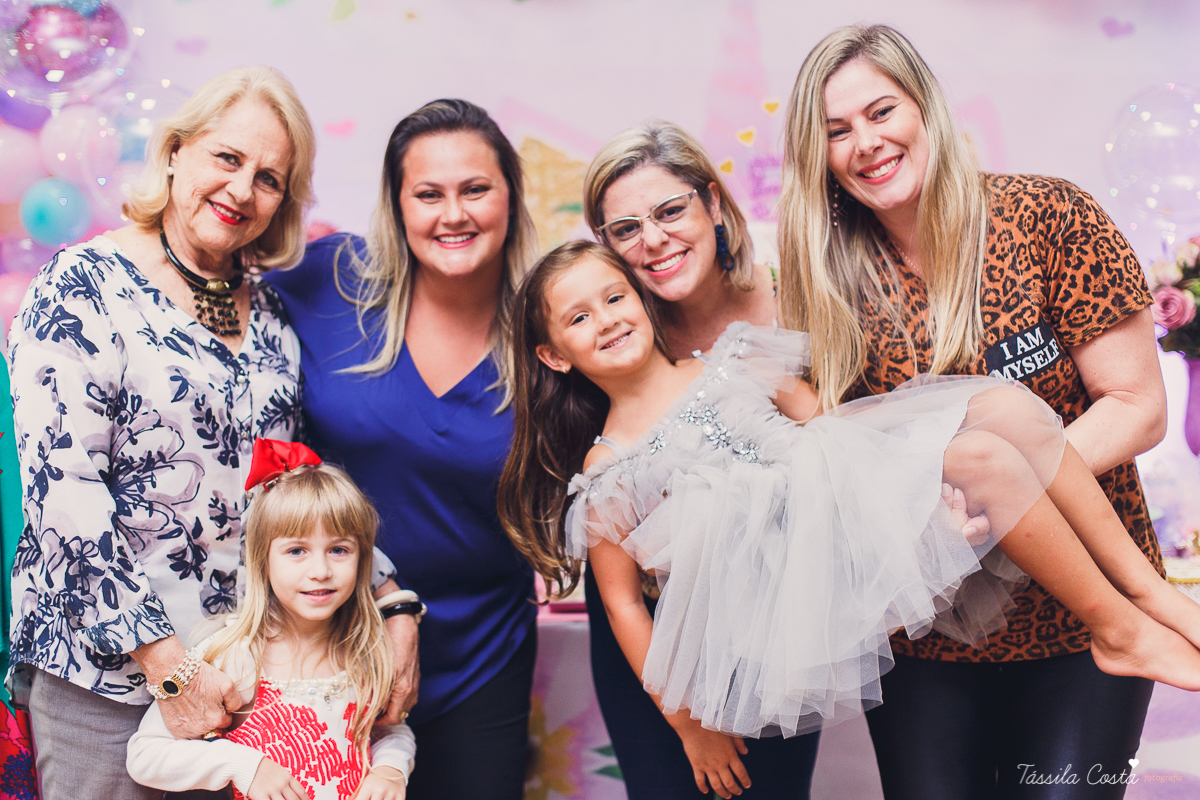 festa linda de menina, ideia para decoração no tema unicórnio, tema legal para aniversário de 5 anos de menina, mariana 5 anos, cerimonial top em vitória, lollypop, fotografia de festa de menina, decoração rosa para festa de menina, tássila costa foto