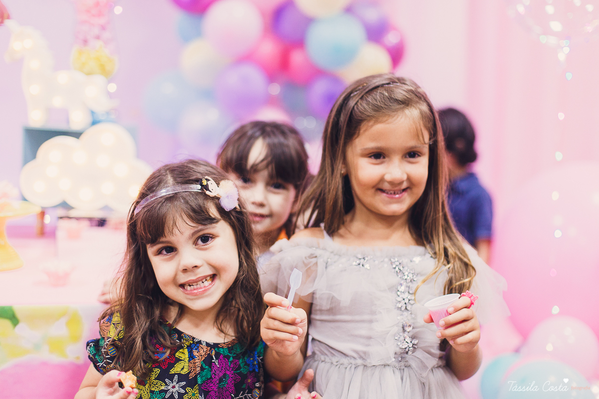 festa linda de menina, ideia para decoração no tema unicórnio, tema legal para aniversário de 5 anos de menina, mariana 5 anos, cerimonial top em vitória, lollypop, fotografia de festa de menina, decoração rosa para festa de menina, tássila costa foto