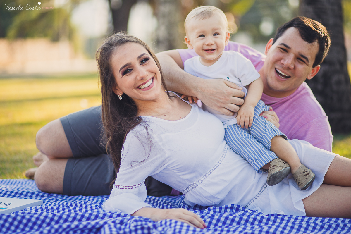 Ensaio fotográfico realizado na Ilha do Frade, família super especial, bebê Níkolas lindo, fotos muito divertidas, tarde de fotos feliz em Vitória ES, fotografia de Tássila Costa, família especial que fotogr