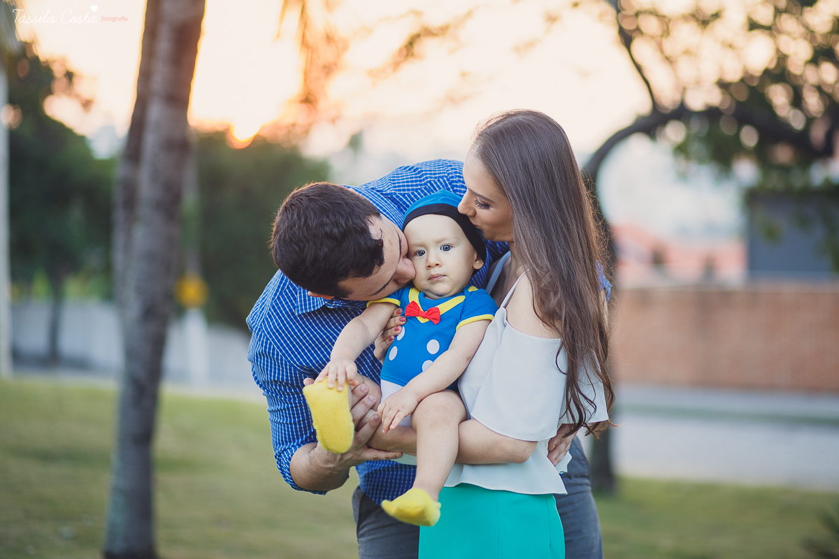 Ensaio fotográfico realizado na Ilha do Frade, família super especial, bebê Níkolas lindo, fotos muito divertidas, tarde de fotos feliz em Vitória ES, fotografia de Tássila Costa, família especial que fotogr