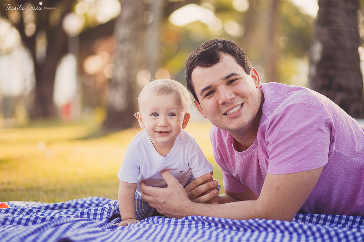 Ensaio fotográfico realizado na Ilha do Frade, família super especial, bebê Níkolas lindo, fotos muito divertidas, tarde de fotos feliz em Vitória ES, fotografia de Tássila Costa, família especial que fotogr