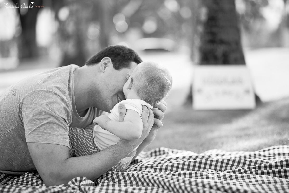 Ensaio fotográfico realizado na Ilha do Frade, família super especial, bebê Níkolas lindo, fotos muito divertidas, tarde de fotos feliz em Vitória ES, fotografia de Tássila Costa, família especial que fotogr