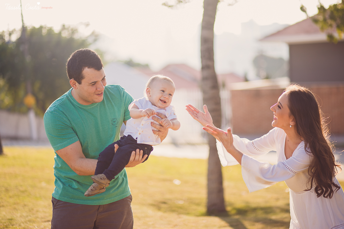 Ensaio fotográfico realizado na Ilha do Frade, família super especial, bebê Níkolas lindo, fotos muito divertidas, tarde de fotos feliz em Vitória ES, fotografia de Tássila Costa, família especial que fotogr